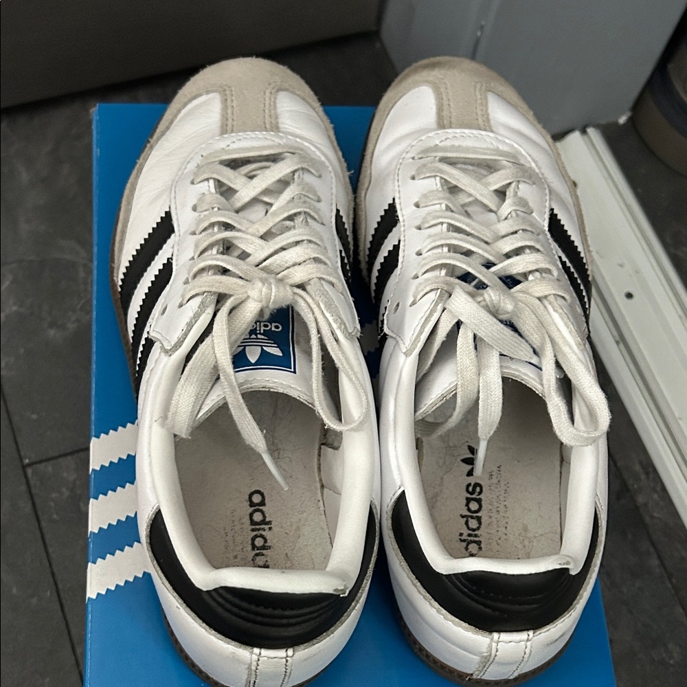 Women’s size 7 1/2 sambas